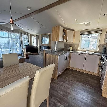 Beautiful 6 Berth Caravan, Nearby Beach In Suffolk Ref 68016Bs Lowestoft Extérieur photo